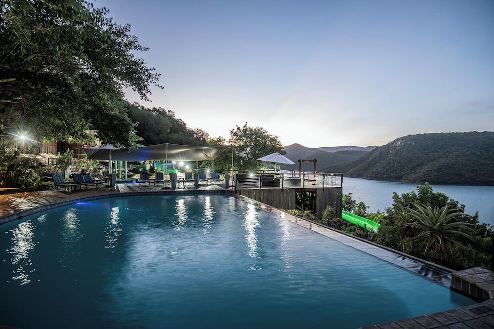 حوض السباحة