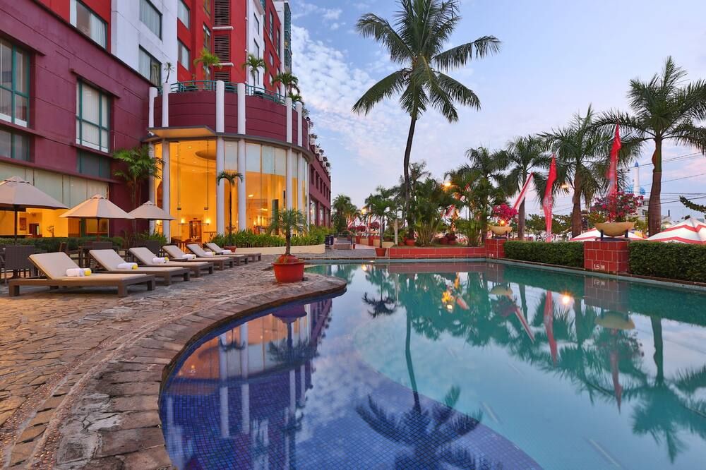 حوض السباحة