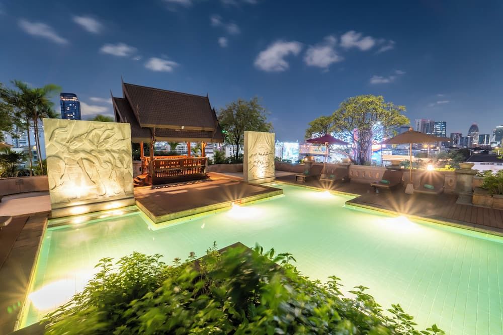 حوض السباحة