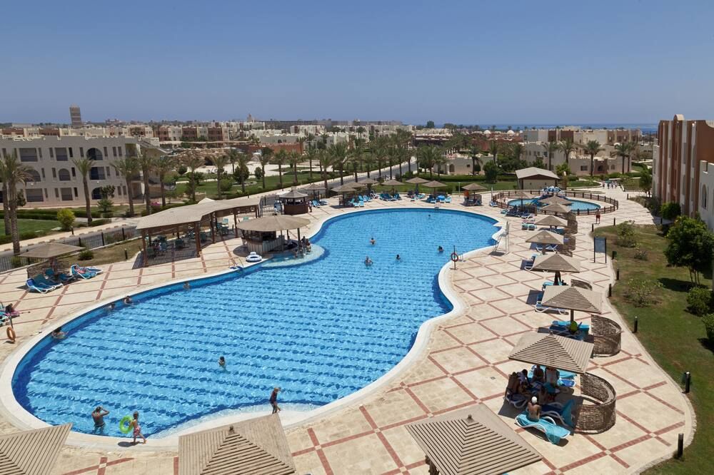 حوض السباحة