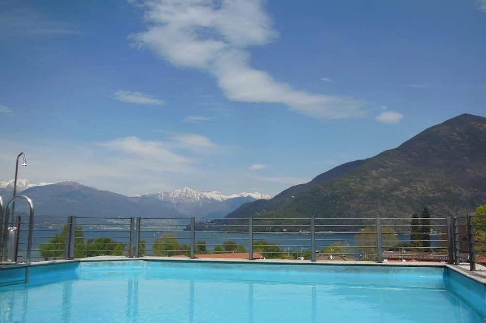 حوض السباحة