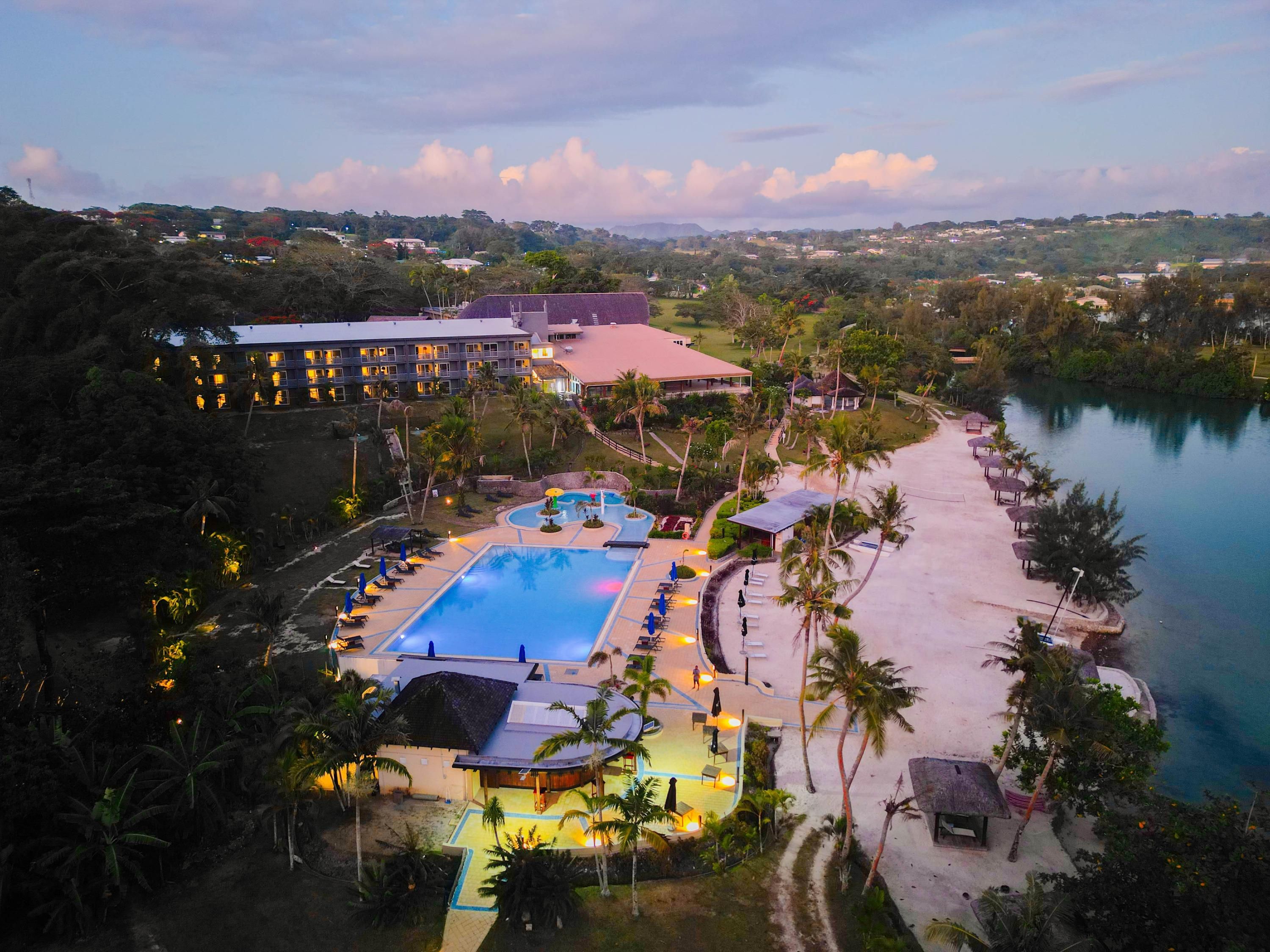 حوض السباحة