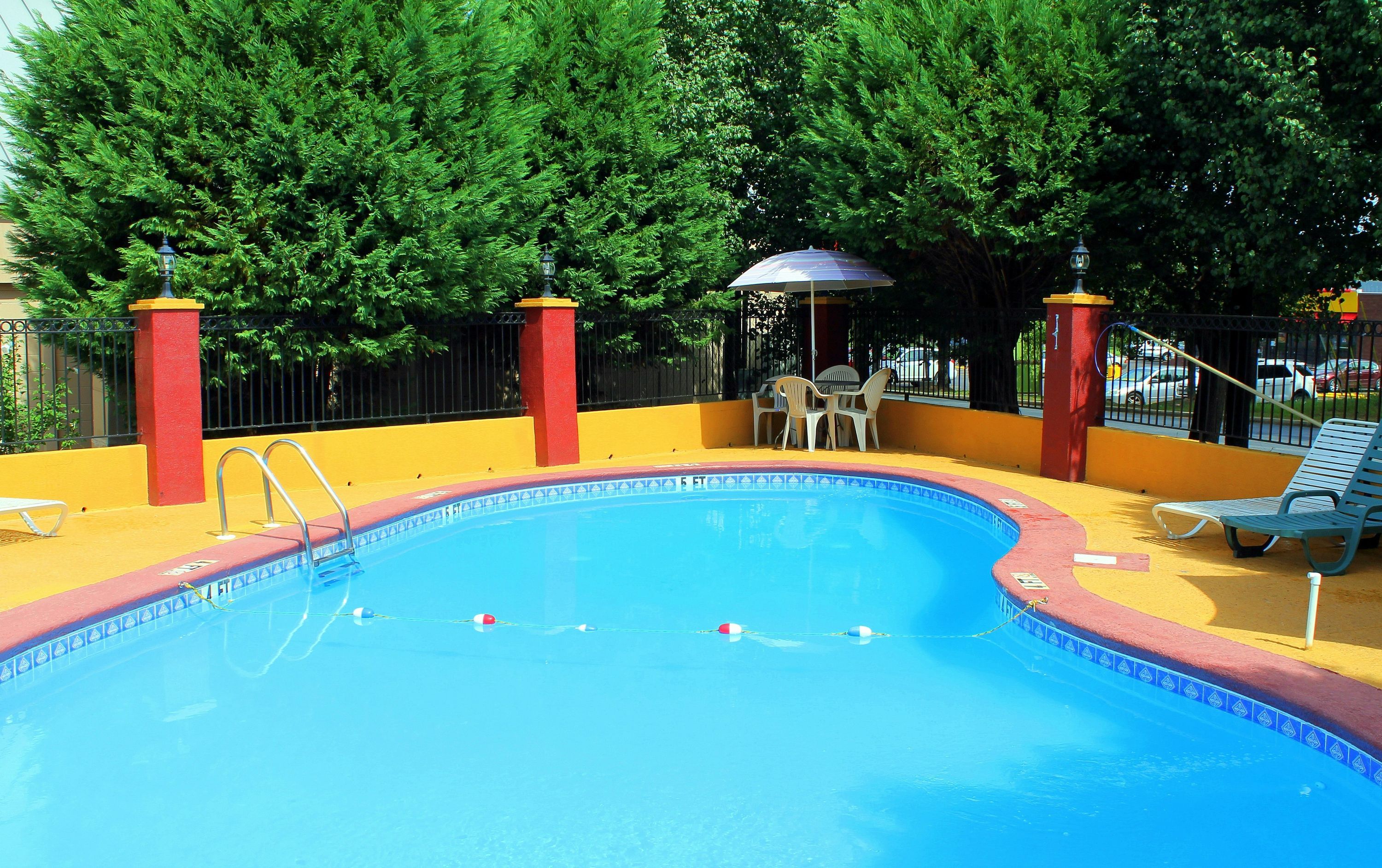 حوض السباحة