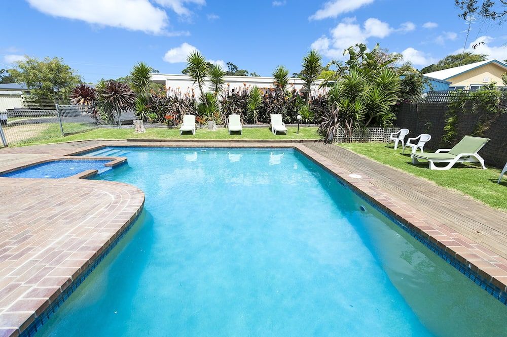 حوض السباحة