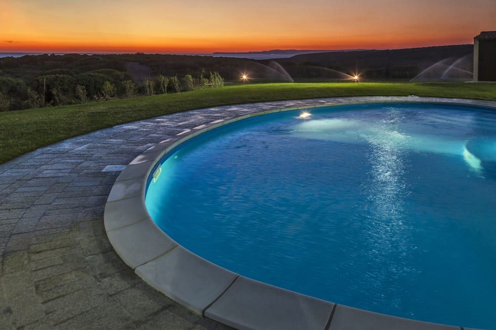 حوض السباحة