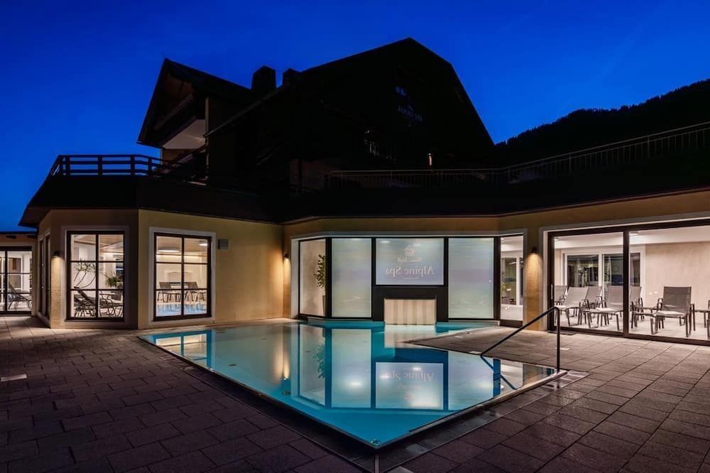 حوض السباحة