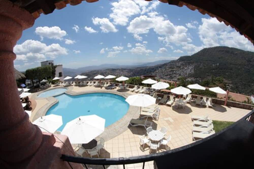 حوض السباحة