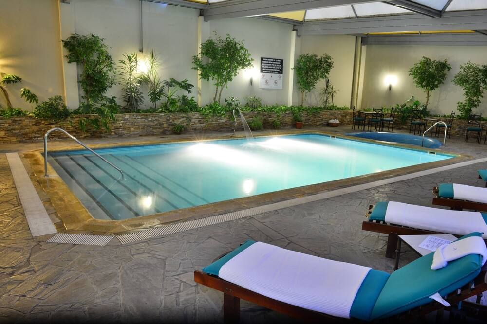 حوض السباحة