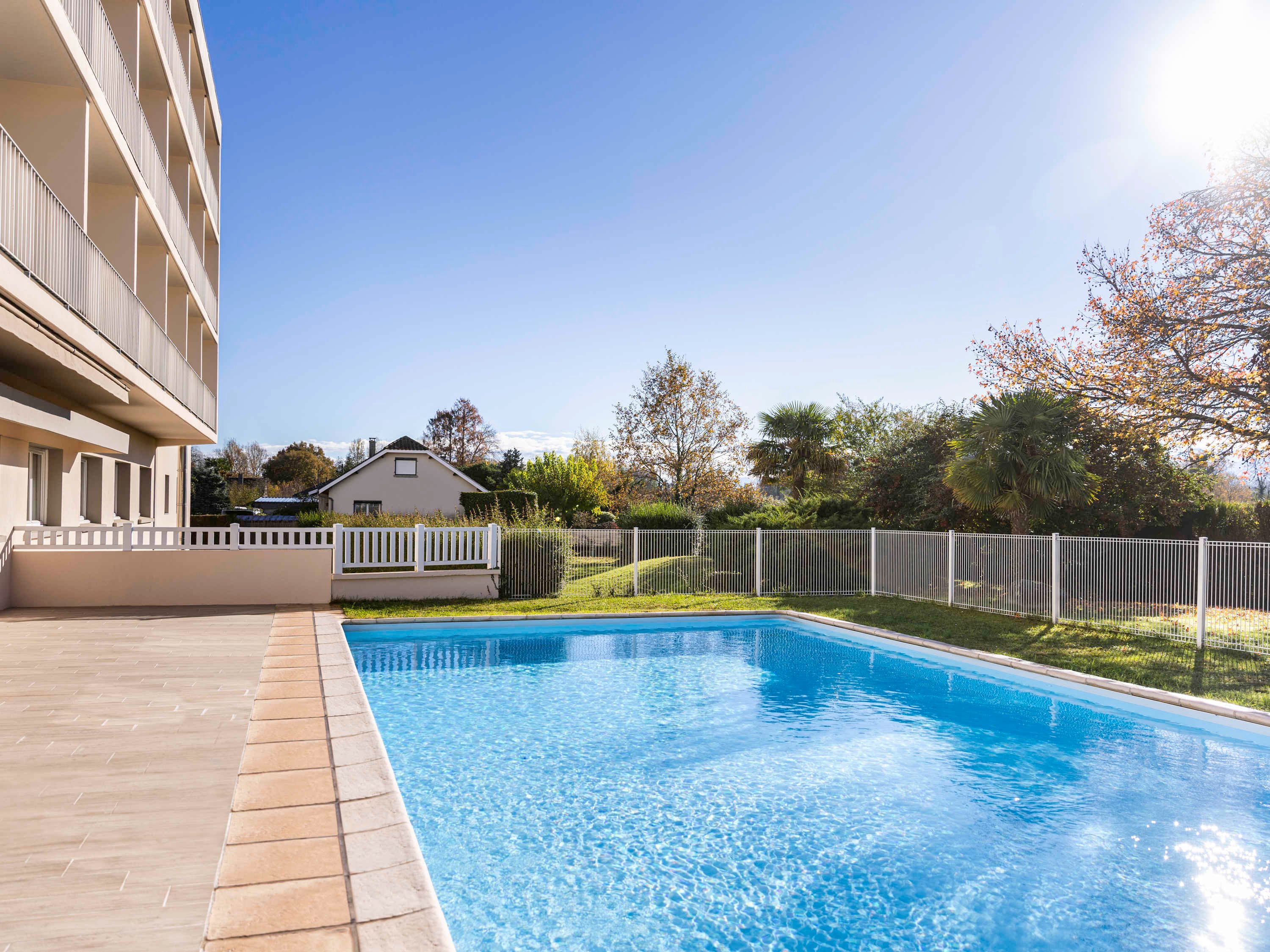 حوض السباحة