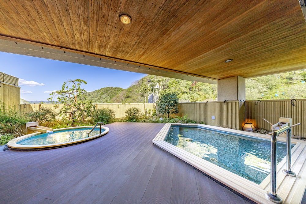 حوض السباحة