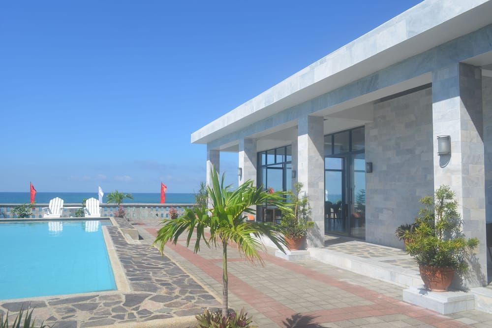 حوض السباحة