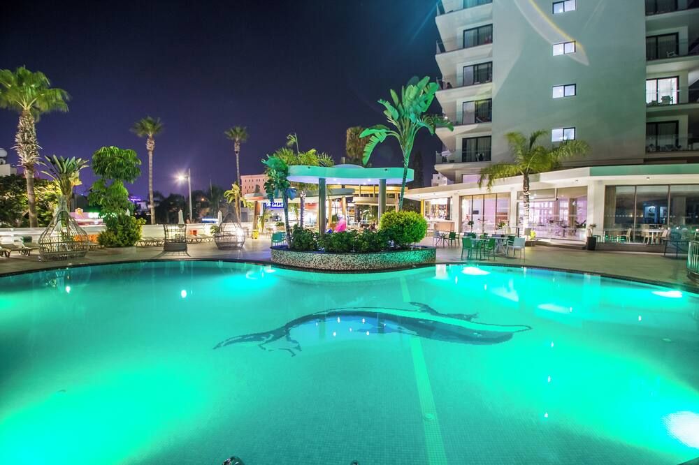 حوض السباحة