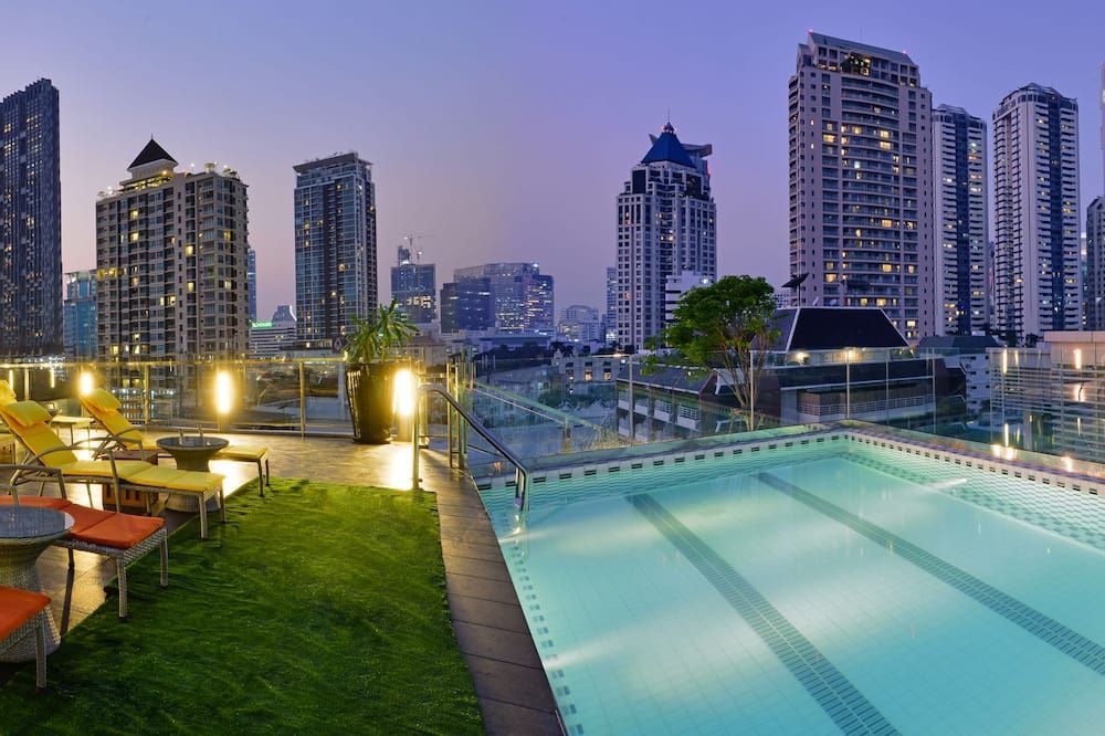 حوض السباحة