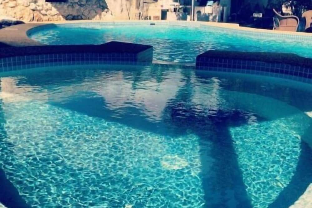 حوض السباحة