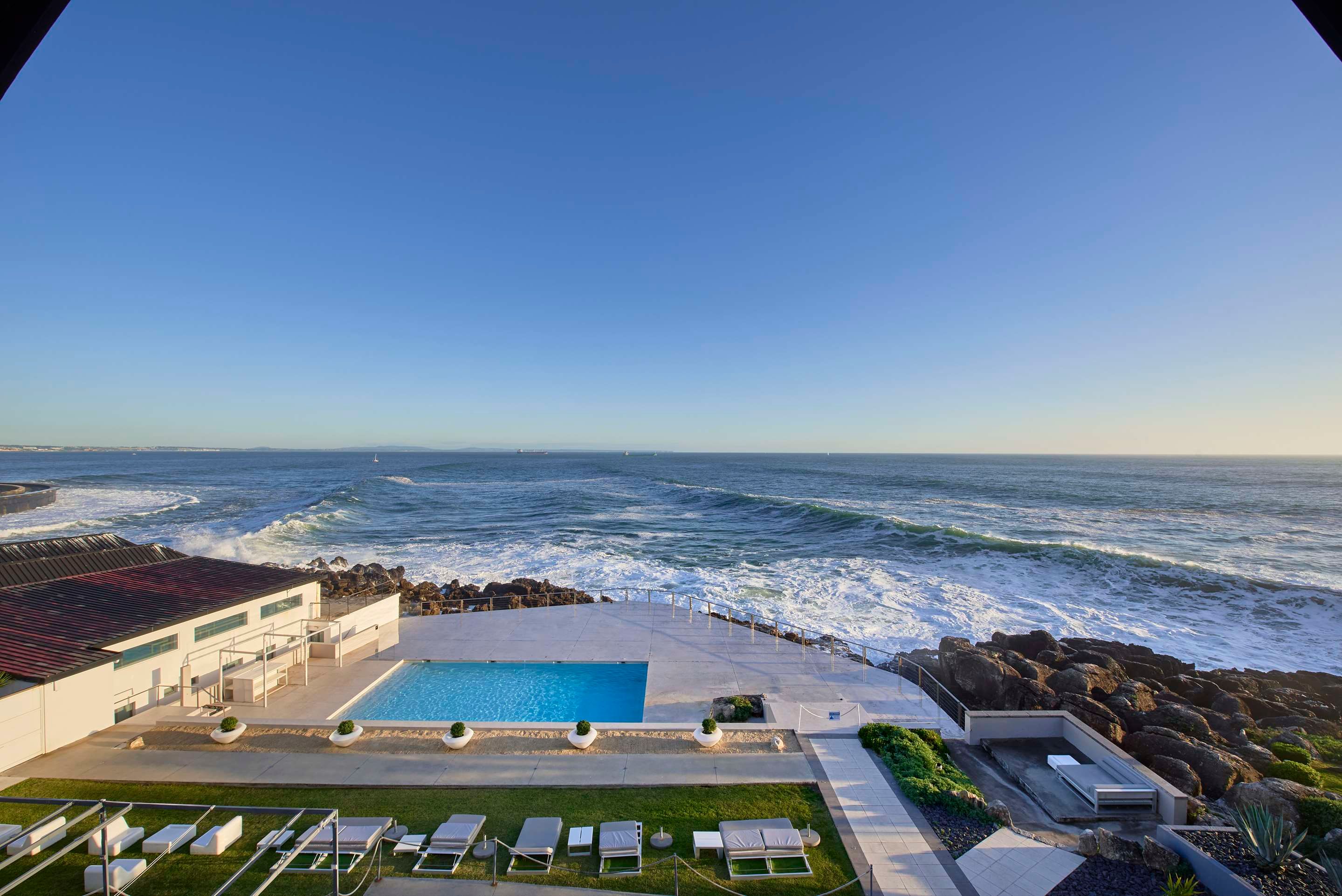 حوض السباحة