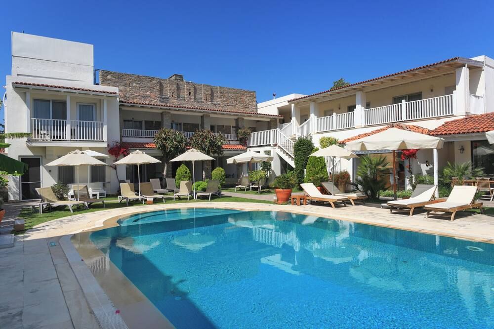 حوض السباحة