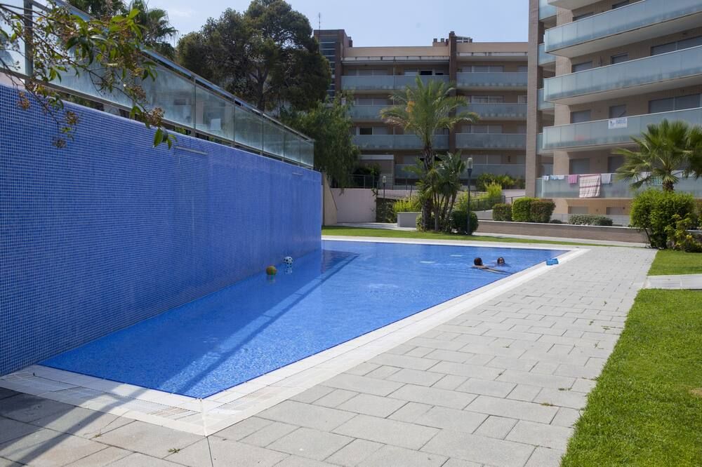 حوض السباحة