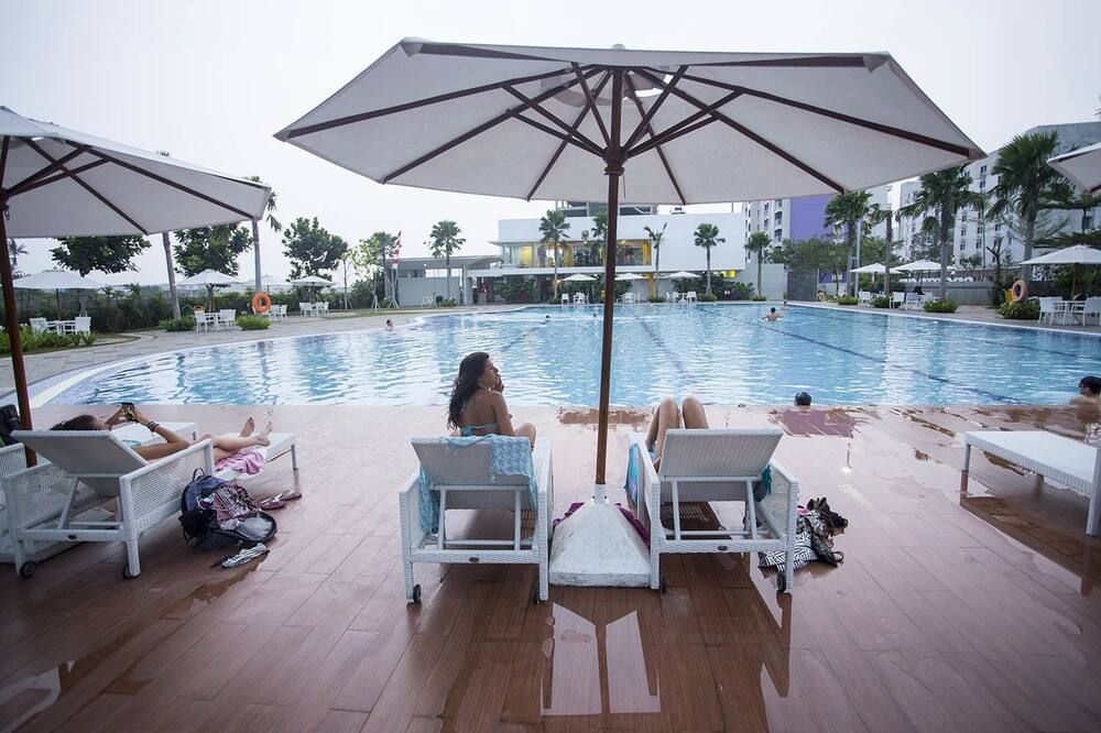 حوض السباحة