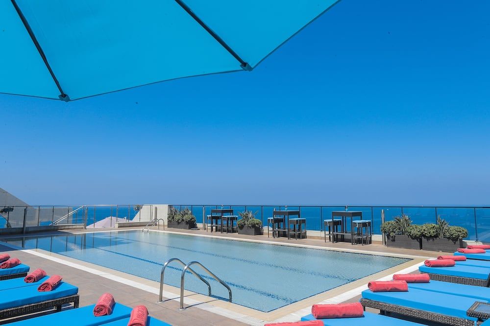 حوض السباحة