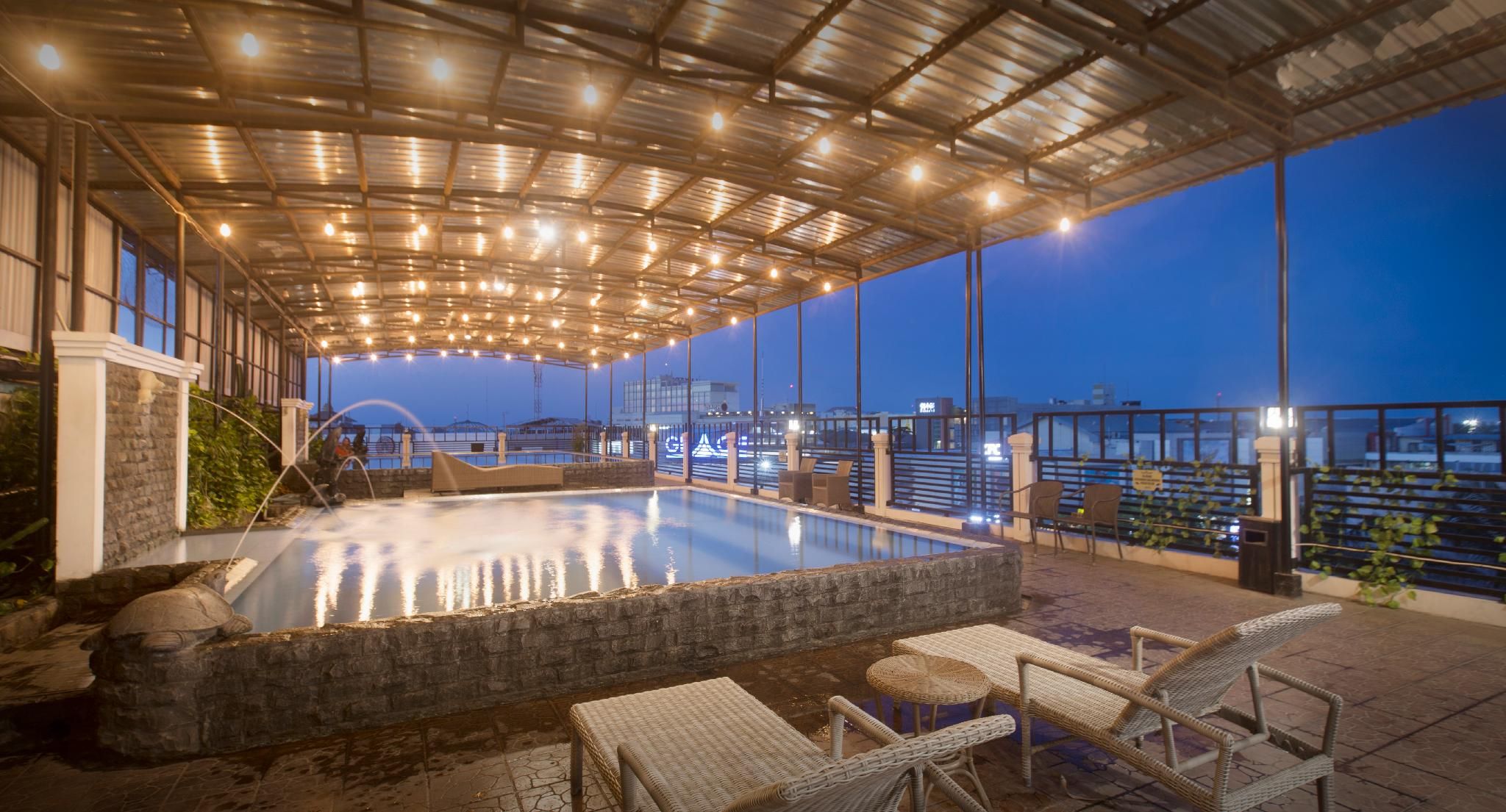 حوض السباحة