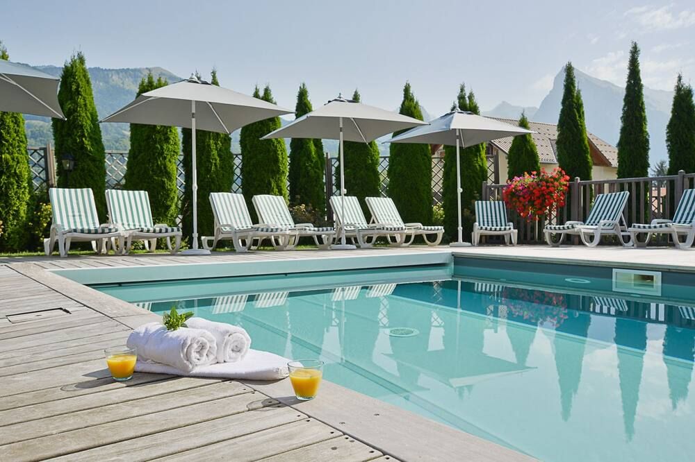 حوض السباحة