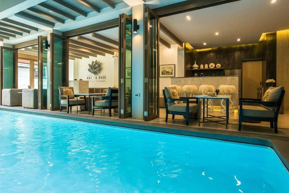 حوض السباحة