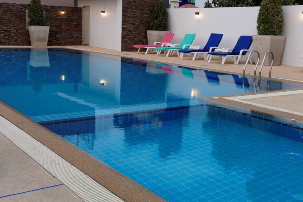 حوض السباحة