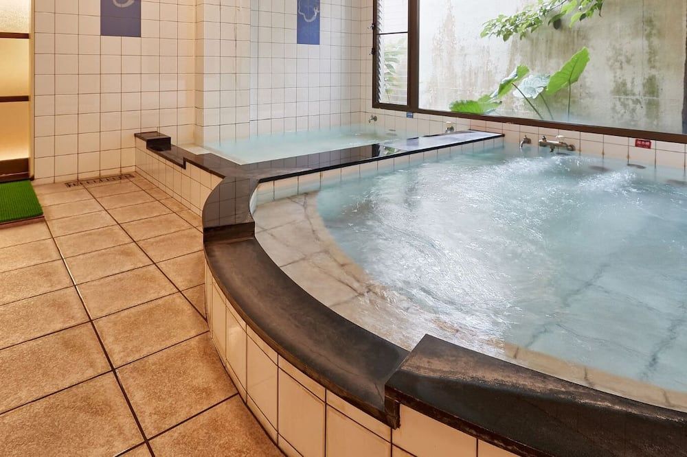 حوض السباحة