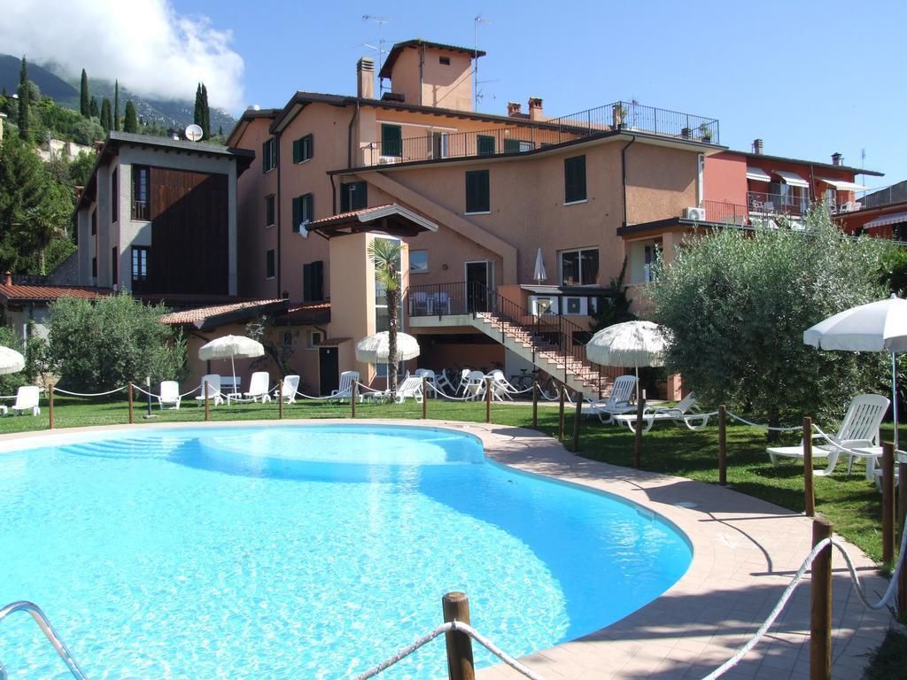 حوض السباحة