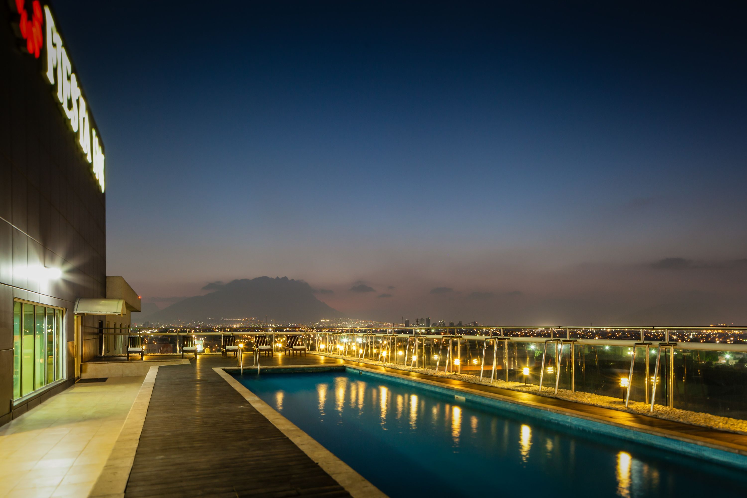 حوض السباحة صورة