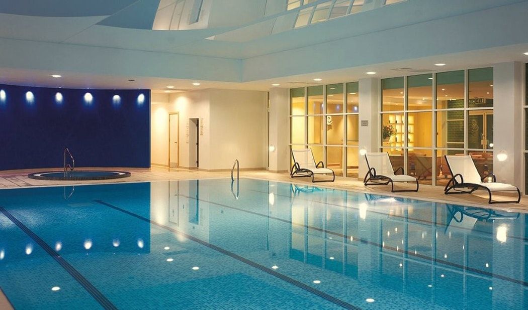 حوض السباحة