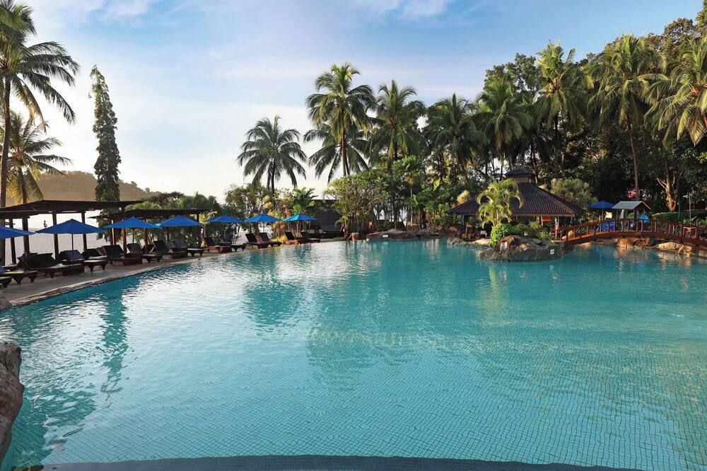 حوض السباحة