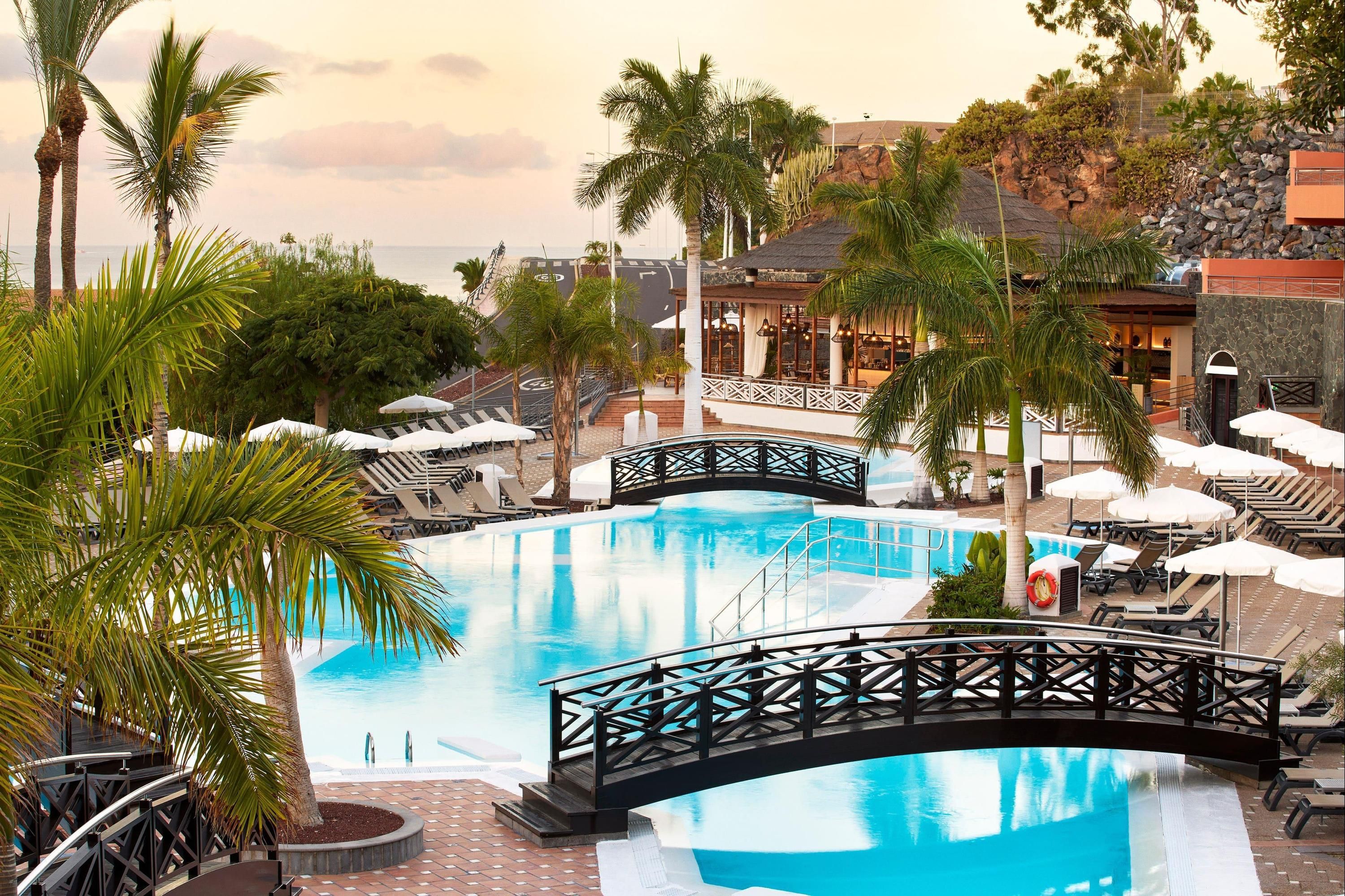 حوض السباحة