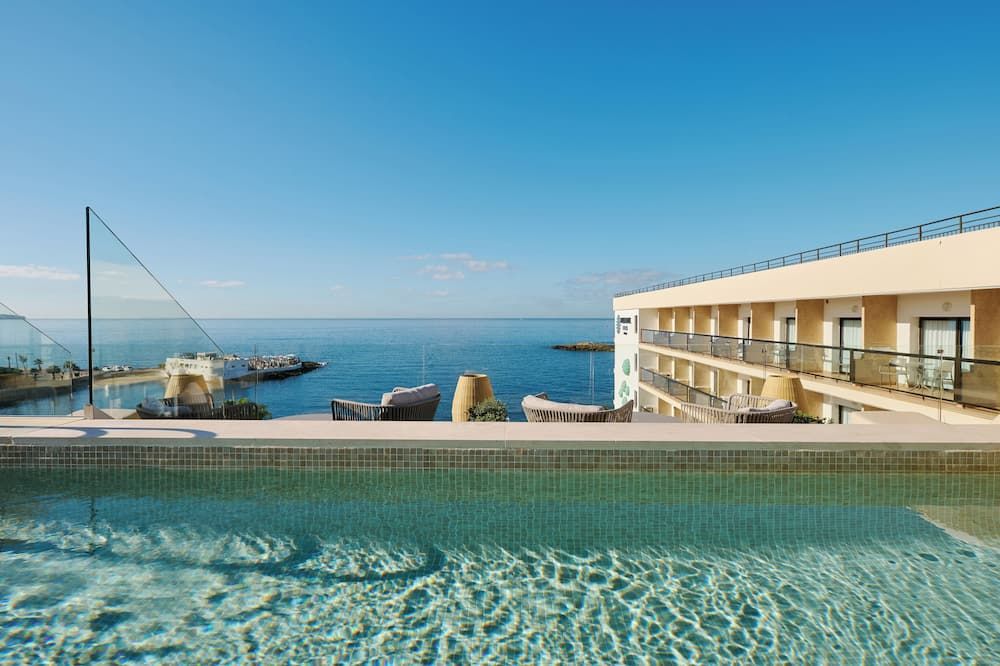 حوض السباحة