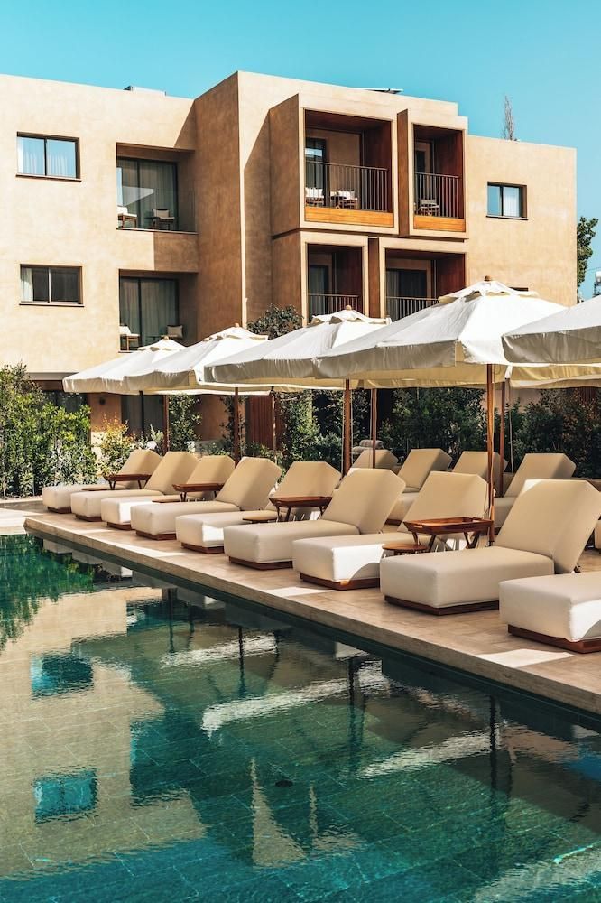 حوض السباحة