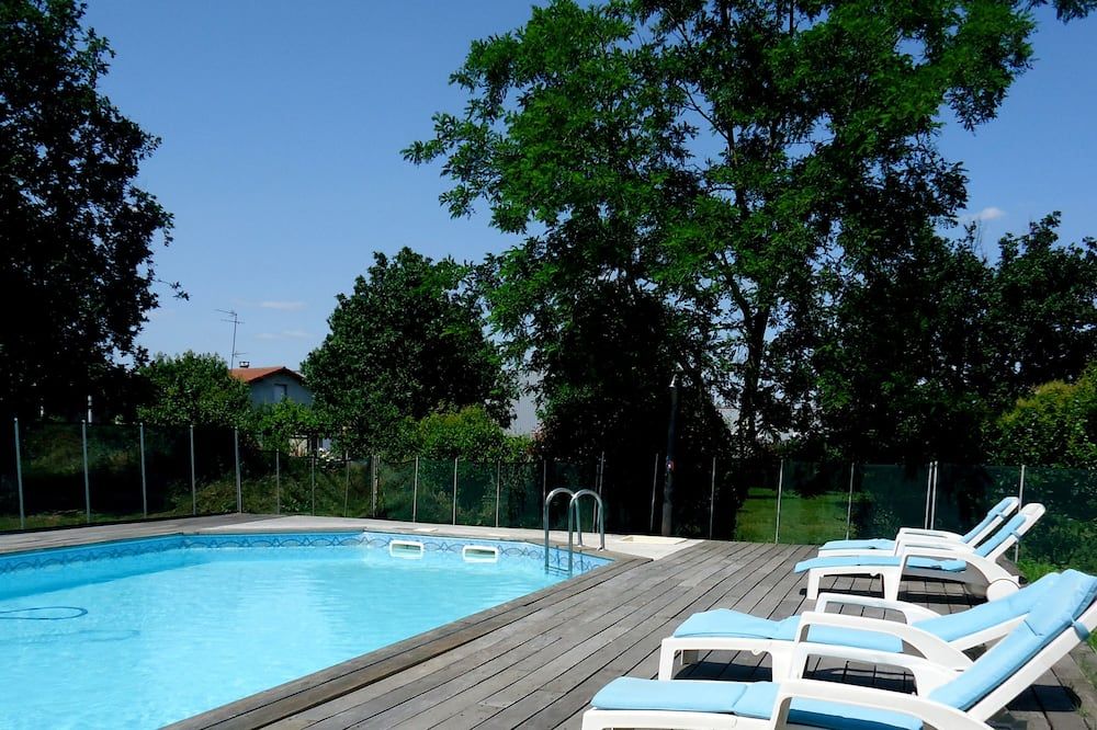 حوض السباحة