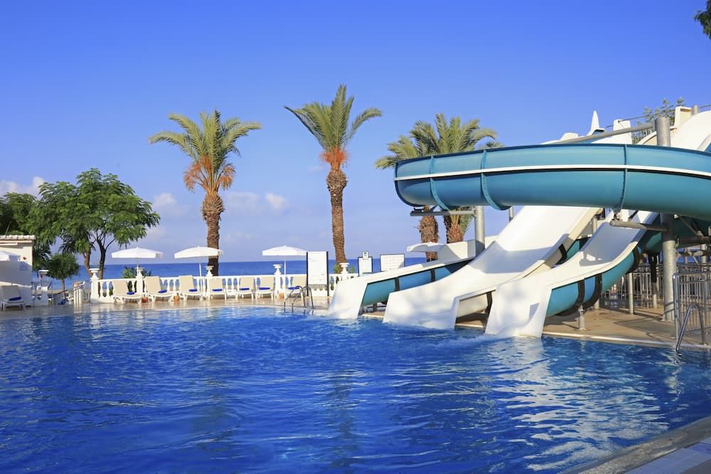 حوض السباحة