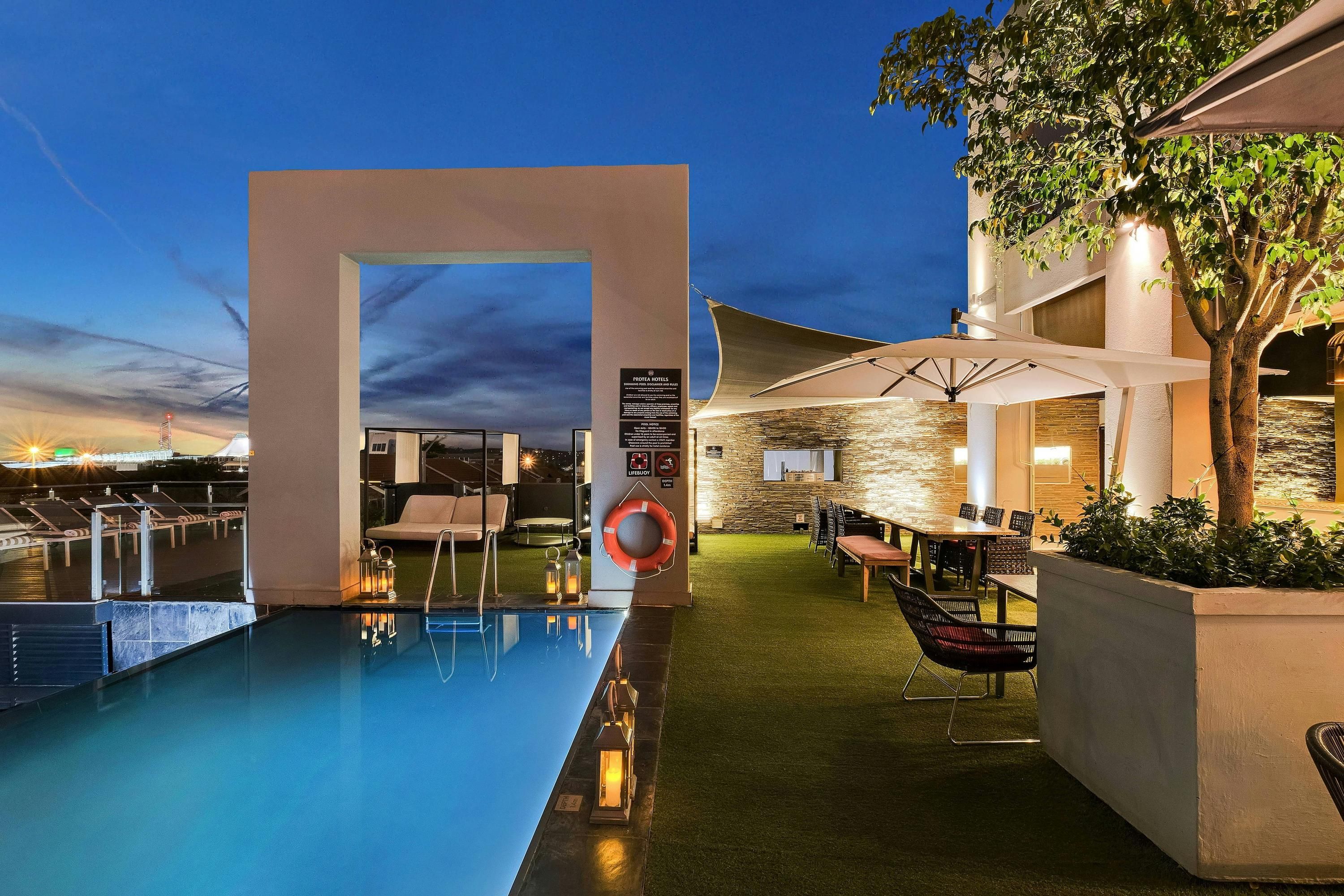 حوض السباحة