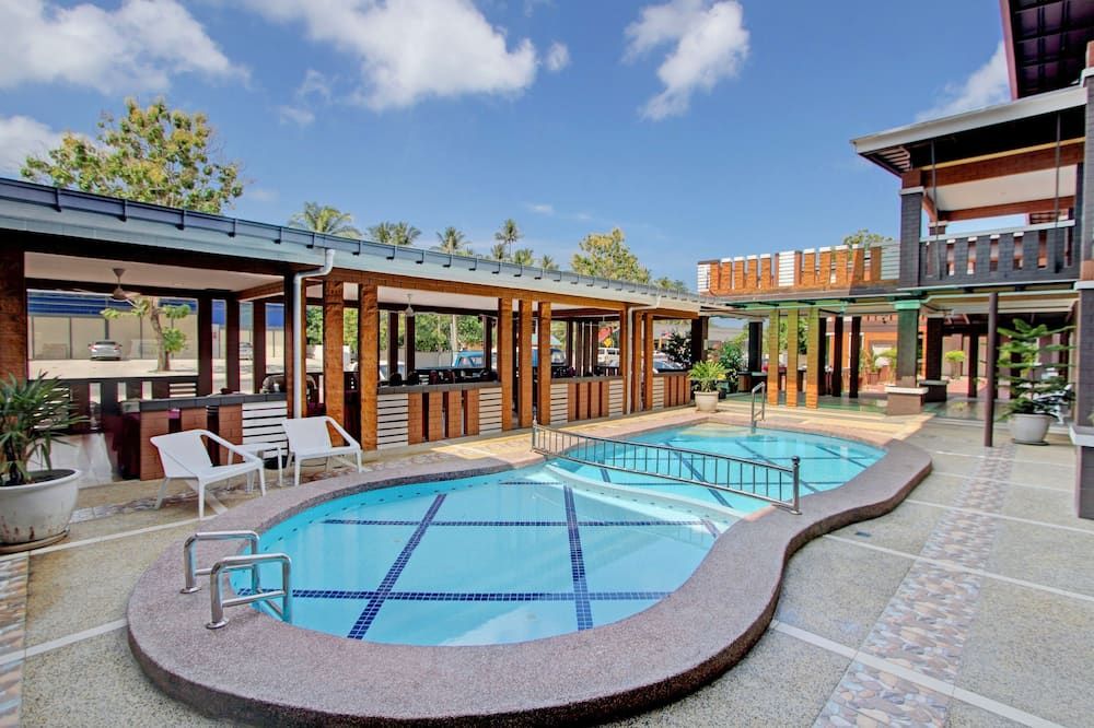 حوض السباحة