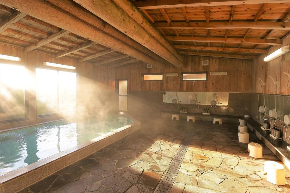 حوض السباحة