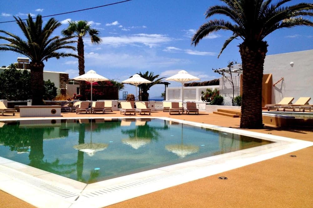 حوض السباحة