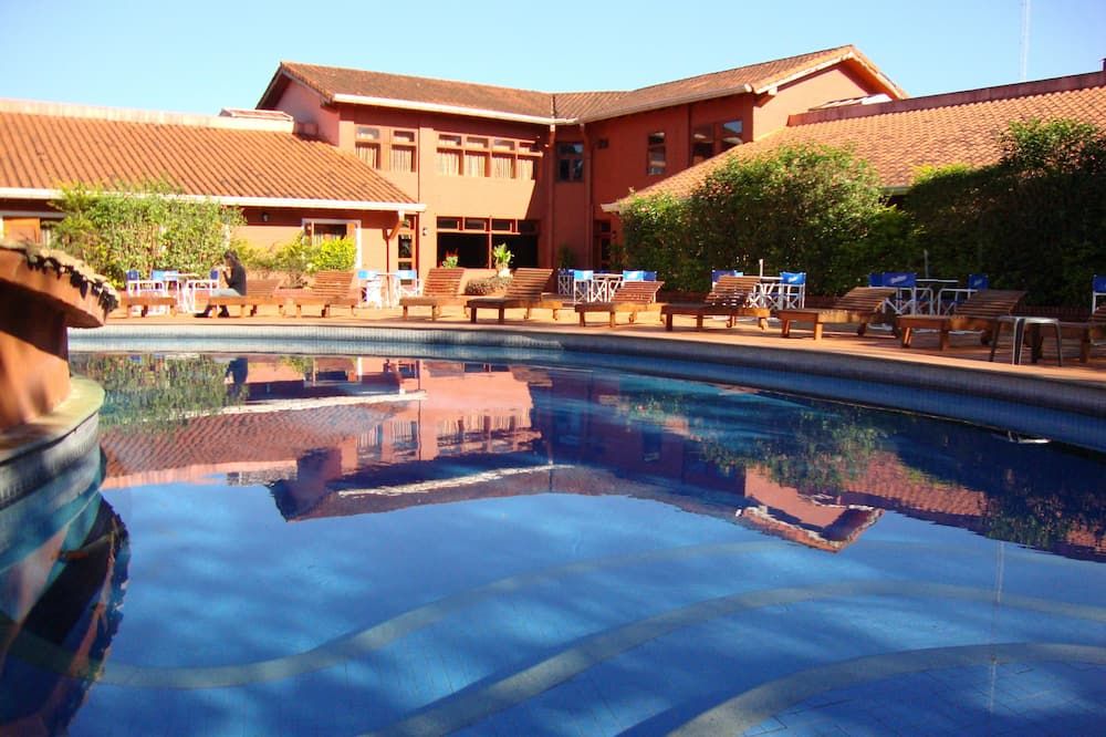 حوض السباحة