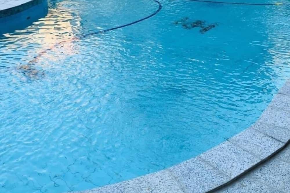 حوض السباحة