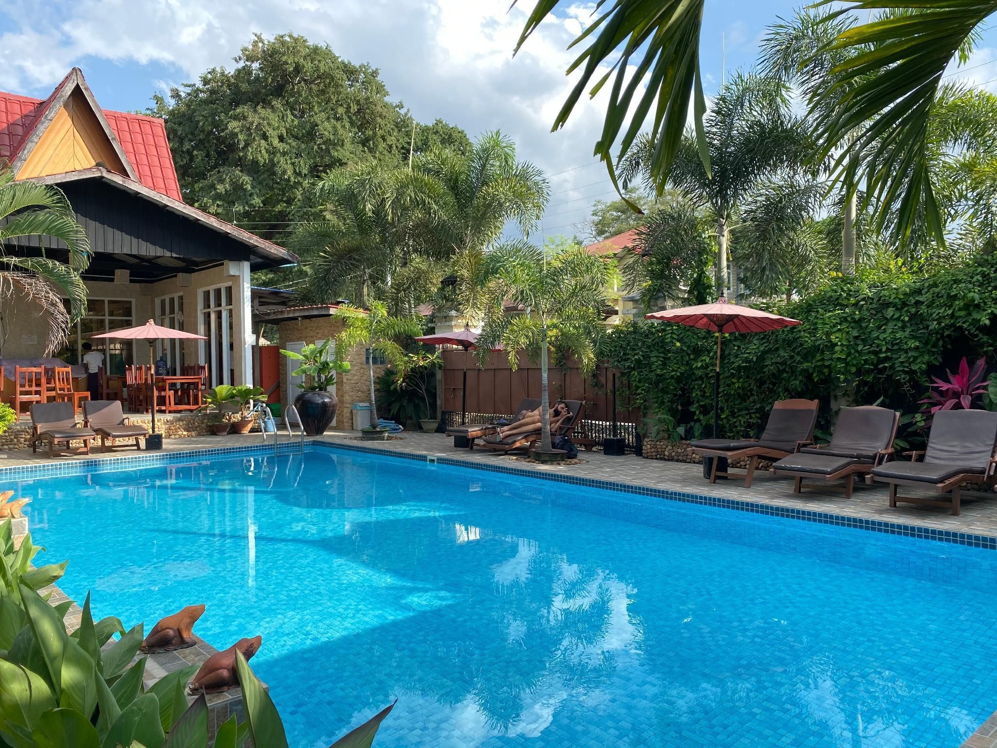 حوض السباحة