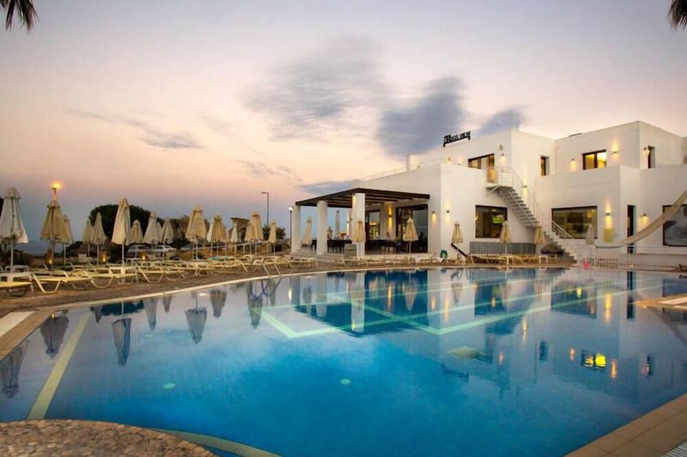 حوض السباحة