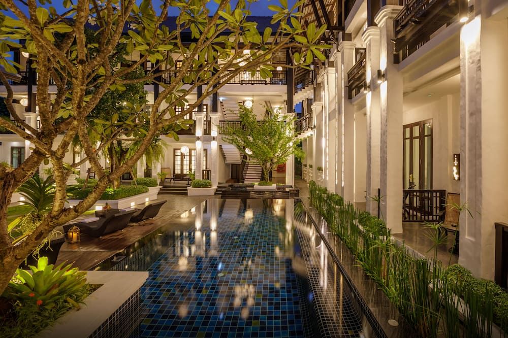 حوض السباحة