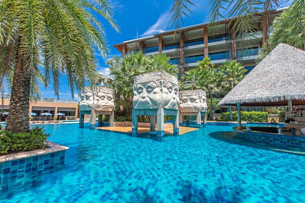 حوض السباحة