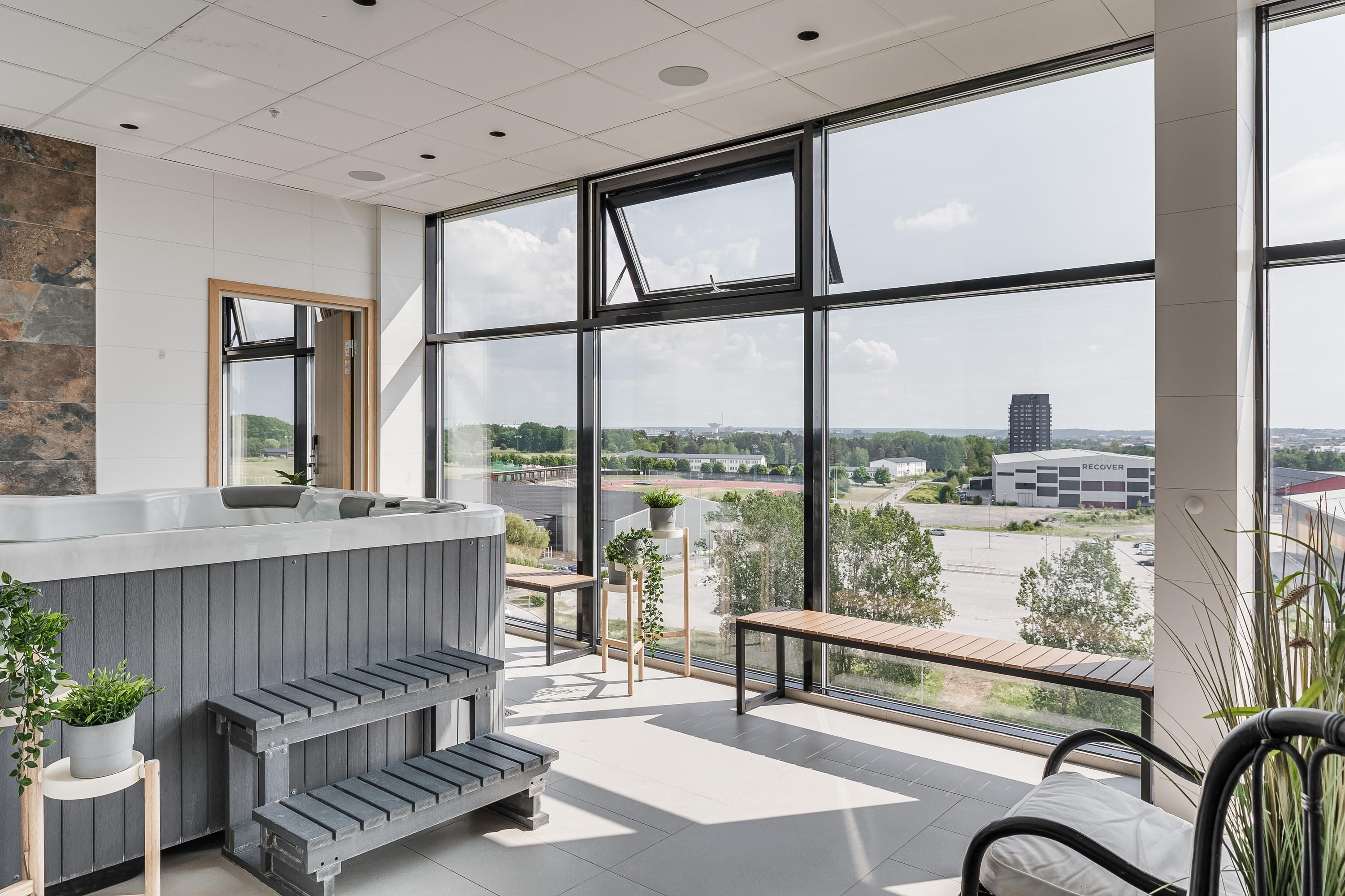 حوض السباحة