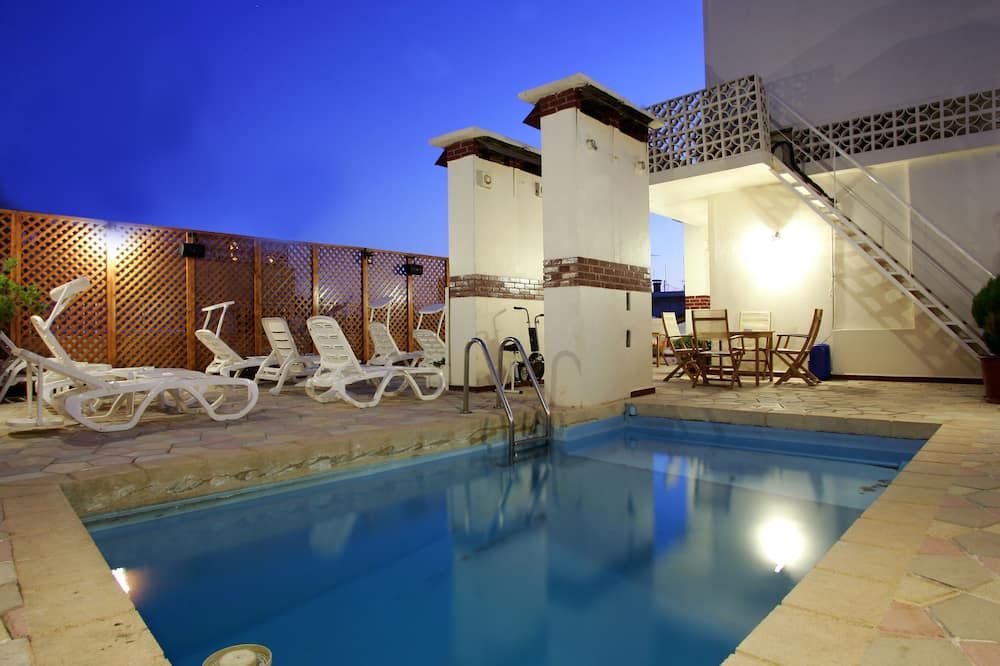 حوض السباحة