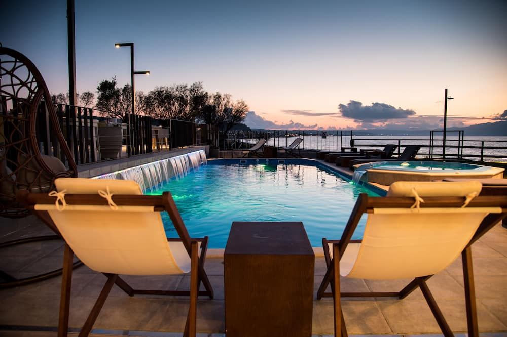 حوض السباحة